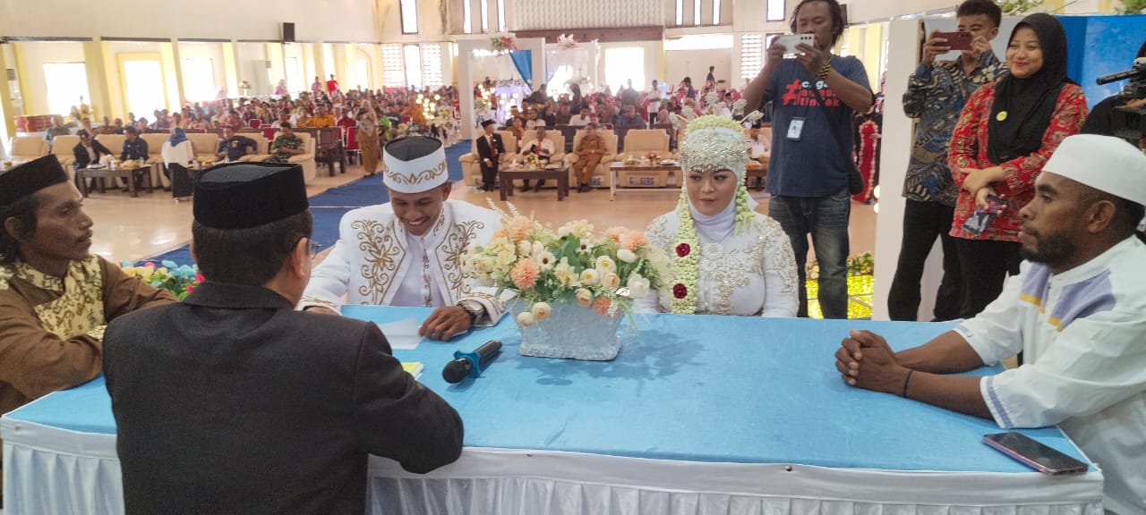 NIKAH MASSAL MERIAHKAN HUT KORPRI MIMIKA, 52 PASUTRI MENDAPAT HADIAH VOUCHER MENGINAP DI HOTEL BERBINTANG