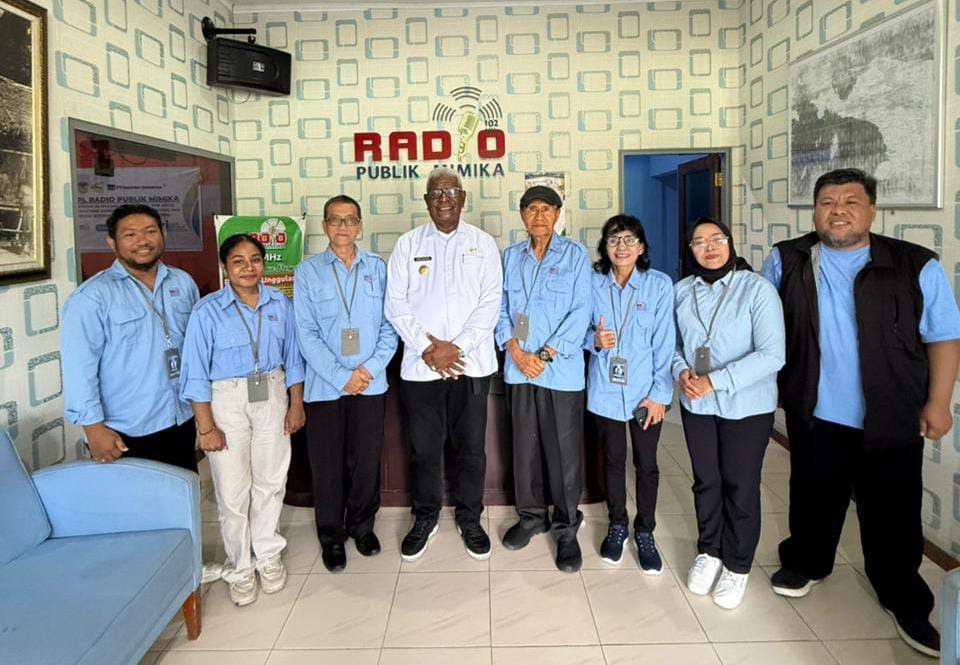 BUPATI MIMIKA JOHANNES RETTOB KUNJUNGI LPPL RADIO PUBLIK MIMIKA